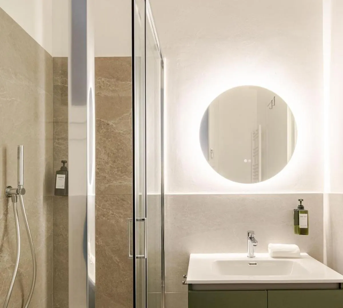 Elegant Central Design Apartment - Parking Rome 0*,  Italy